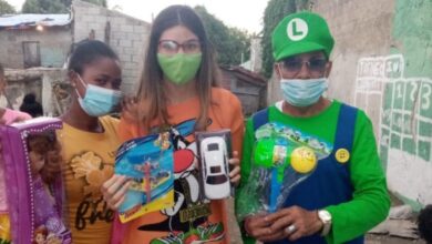 Photo of La Fundación Hoy Presente y Óptica Almanzar entrega juguetes a decenas de niños Guachupita.
